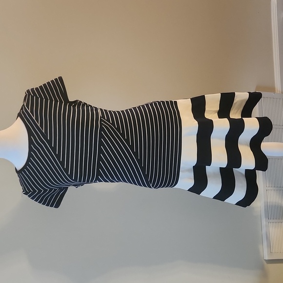 julia jordan Dresses & Skirts - Julia Jordan blue and white striped dress size 4